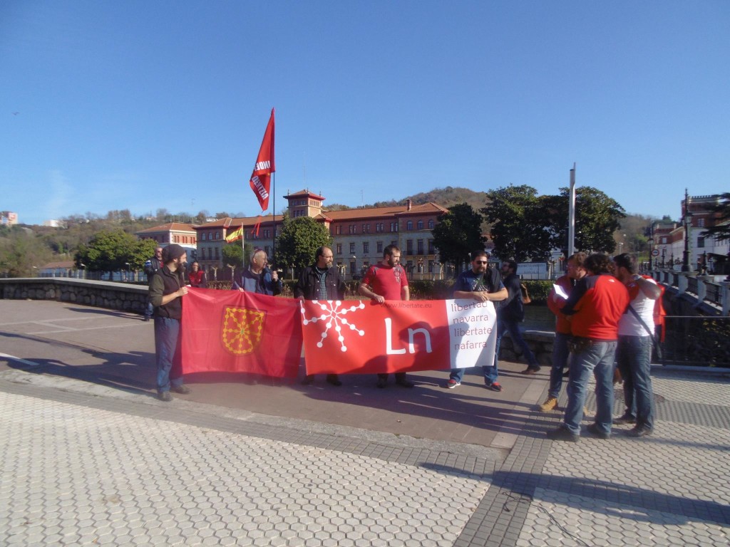 Varios miembros de Libertate nafarra se concentraban hoy frente al acuartelamiento de Loiola